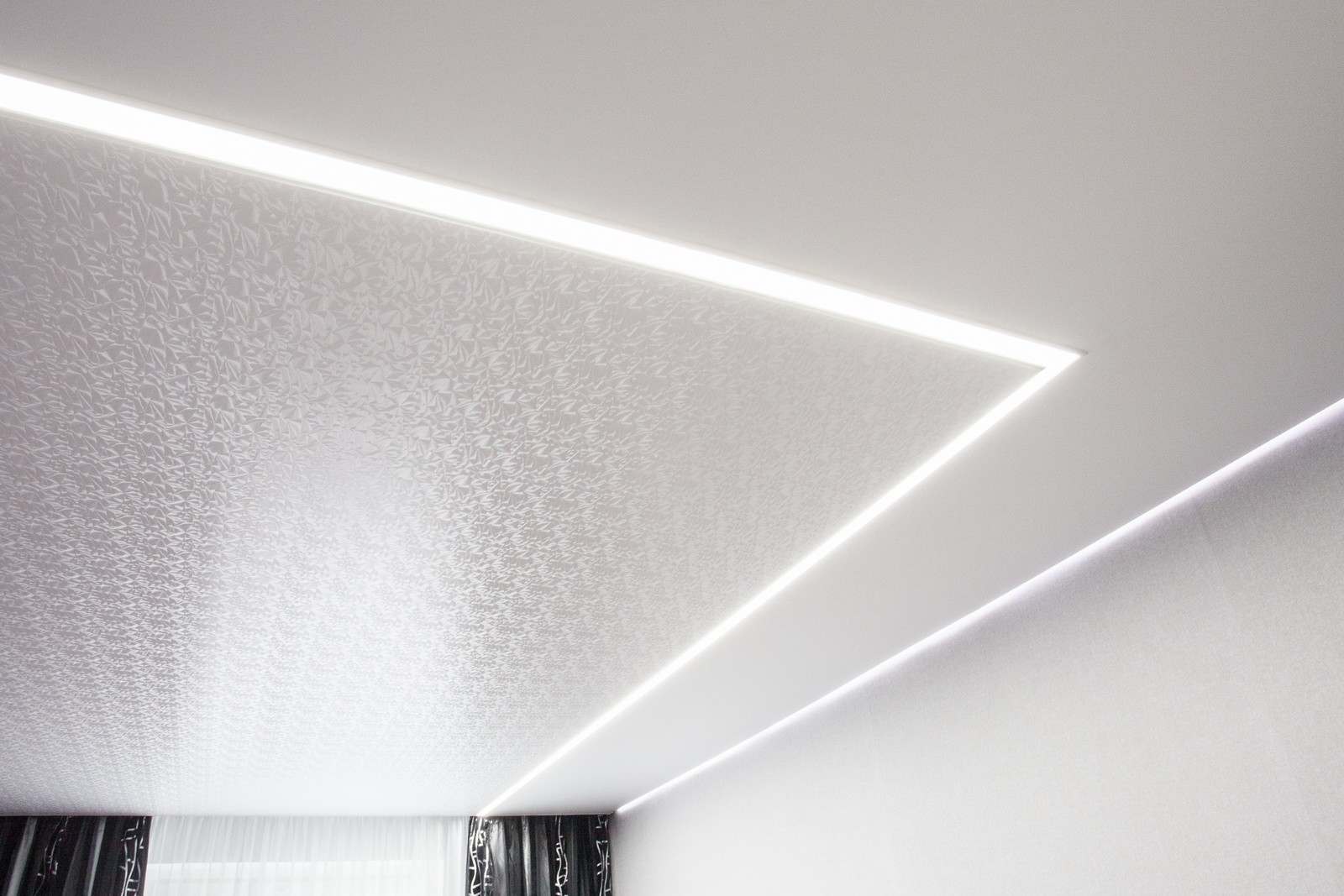 Как организовать эффектную подсветку потолка гостиной