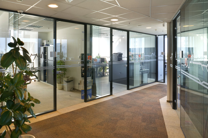 Офисные алюминиевы двери и перегородки для организации внутреннего пространства