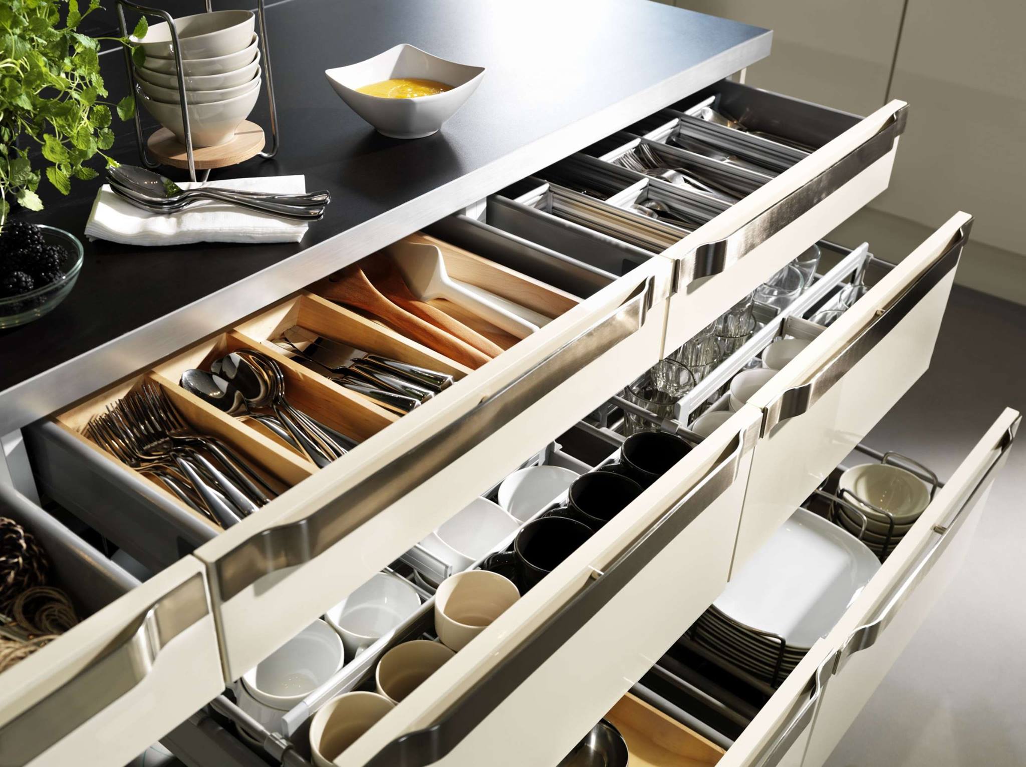Хранение на кухне лучшие. Наполнение кухни икеа внутреннее. Наполнение кухонных ящиков. Хранение кухонной утвари. Выдвижной ящик для посуды.